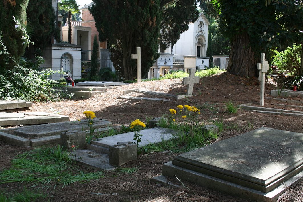 Dorothy Snell's tomb 2.jpg